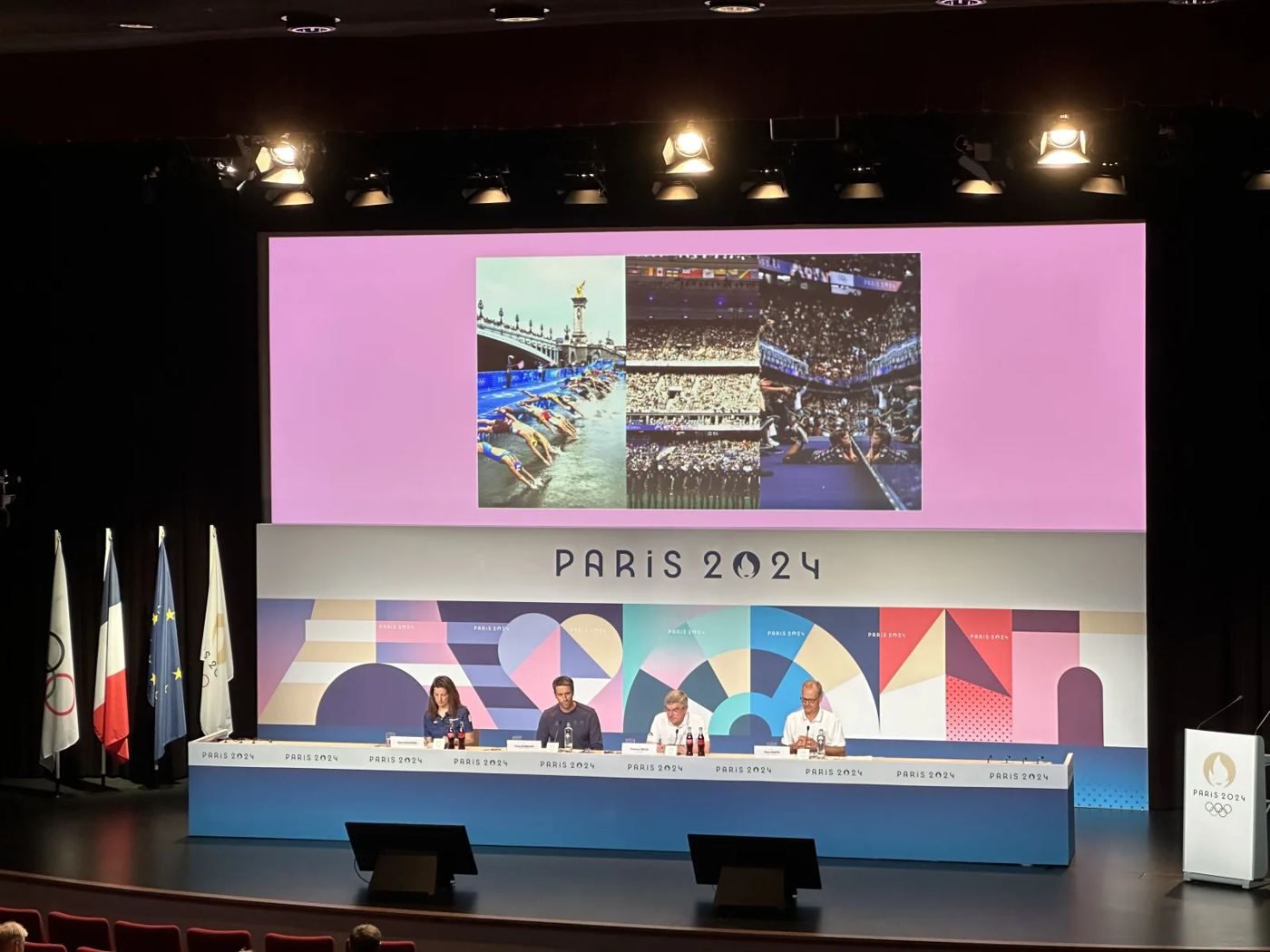 Conférence de presse avec pupitre