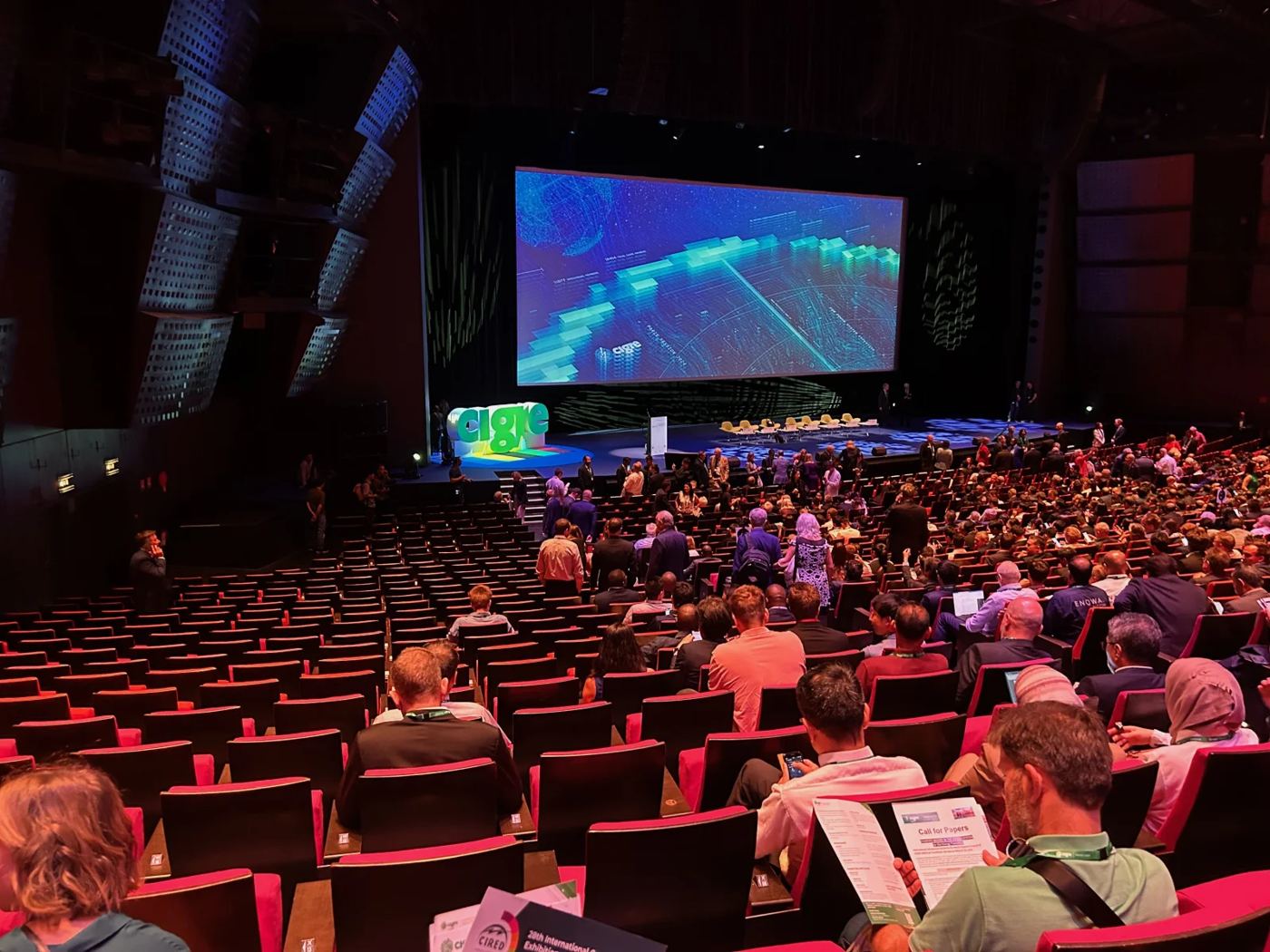 Salle avec grand écran pour un événement hybride
