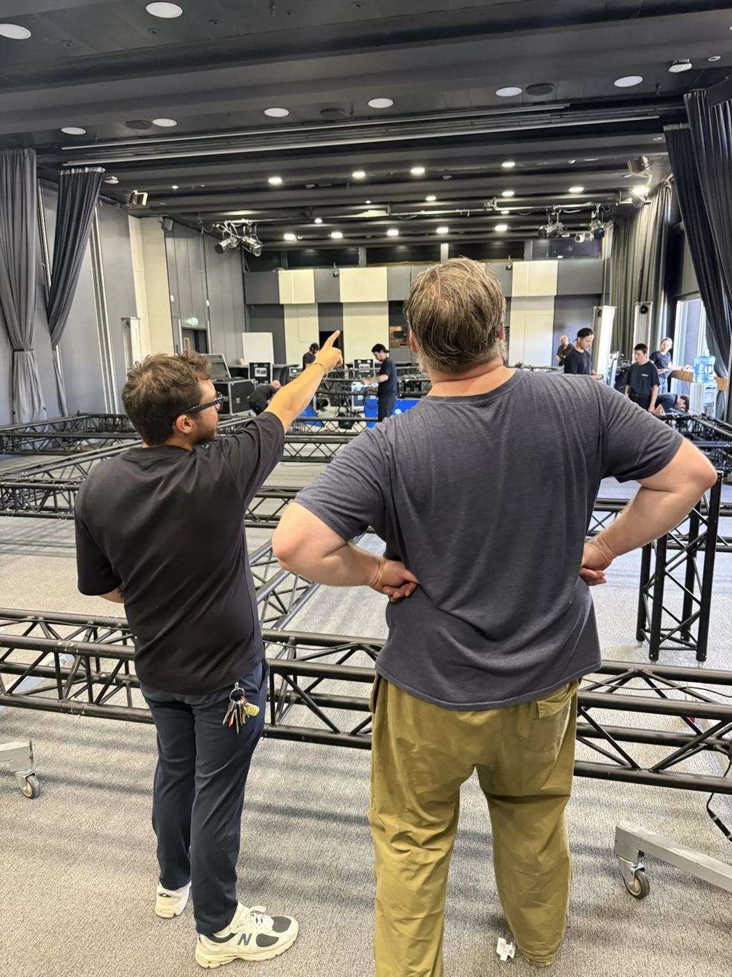 Techniciens au montage d'une structure